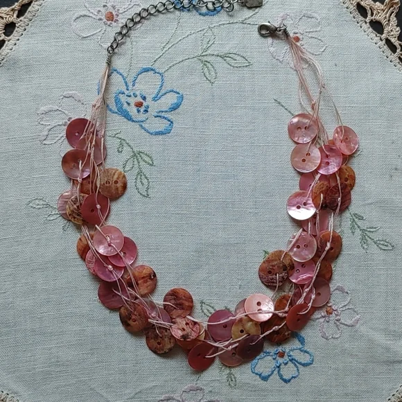 ♦️3 for $15 Pink button shell necklace - Picture 6 of 9